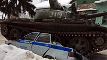 Жителей Подмосковья напугал танк, раздавивший полицейскую машину