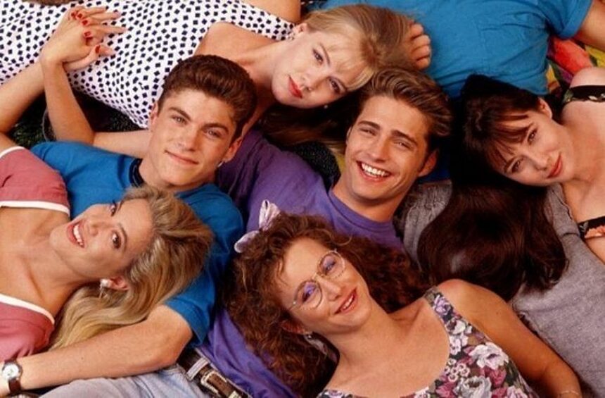 Молодежный телесериал «Беверли-Хиллз, 90210» впервые вышел на экраны еще в 1990 году.