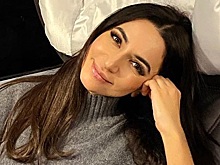 Певица Зара сменила элегантный стиль на рваные джинсы и бейсболку