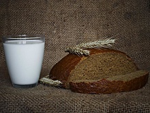 Пакет молока и полбатона