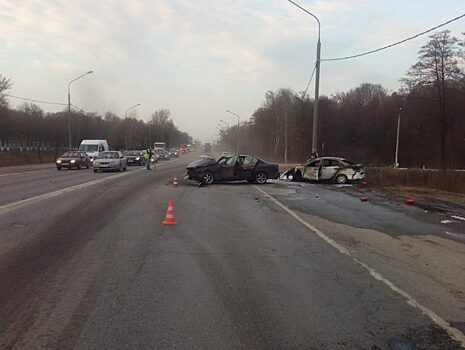 BMW протаранил Nissan и сгорел