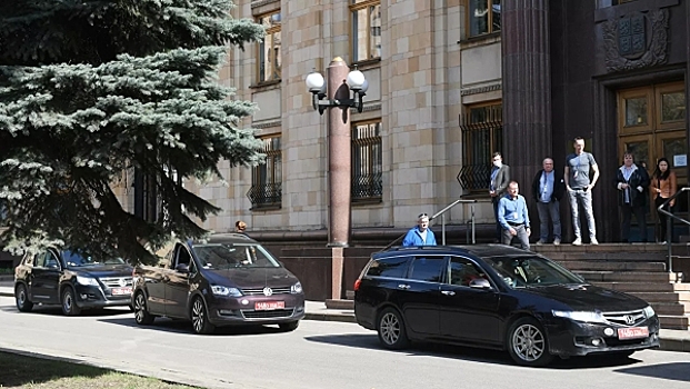Первая группа дипломатов России покинула посольство в Праге