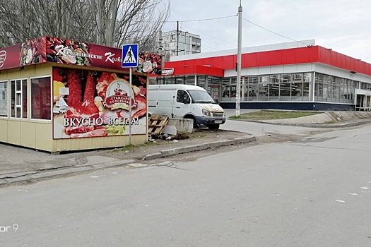 В Дзержинском районе Волгограда новый ларек запер пешеходный переход