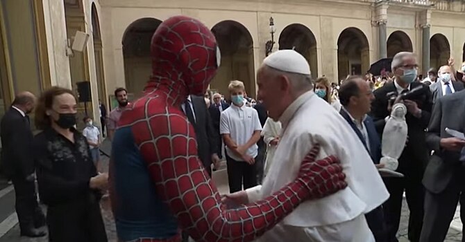 На аудиенцию к папе римскому пришёл человек-паук