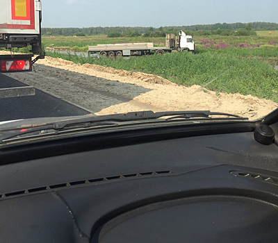 На трассе под Тюменью грузовик столкнулся с микроавтобусом