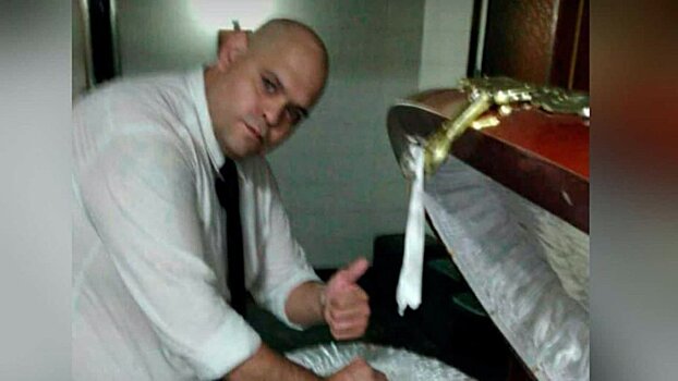 Сотрудник похоронного бюро сделал кощунственное селфи у гроба Марадоны