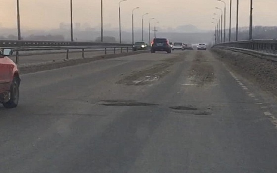 Рязанские водители жалуются на ямы на Солотчинском мосту