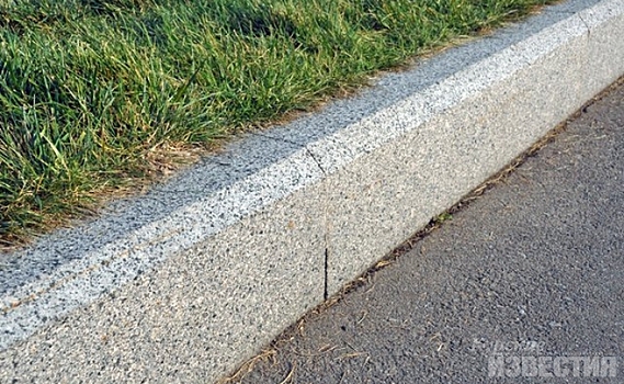 В Курске водитель получил травмы, наехав на бордюрный камень