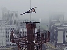 На пилоне: девушка станцевала на крыше многоэтажки