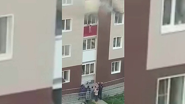 «Самостоятельная» эвакуация: жильцам пришлось выпрыгивать из окон из горящей квартиры в Новосибирске