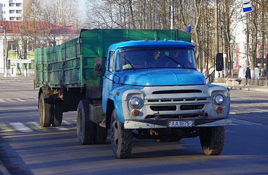 Стало известно, почему в советское время кабины грузовиков красили в синий цвет