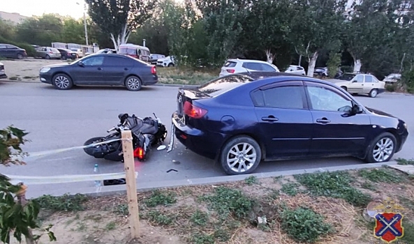 Волгоградец на электроскутере врезался в стоящую иномарку