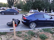Волгоградец на электроскутере врезался в стоящую иномарку