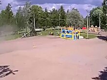 Опубликовано видео с перевернувшимся вместе с детьми батутом в Ленобласти