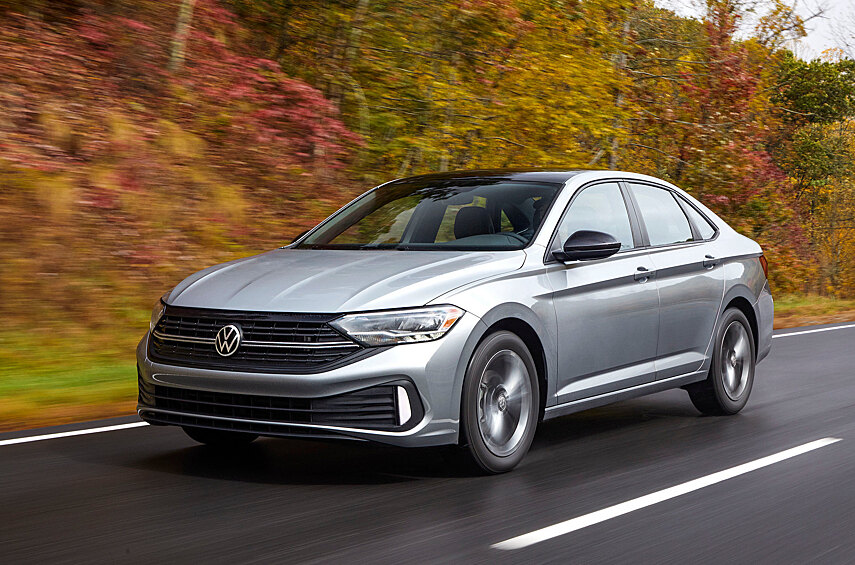 #21: Volkswagen Jetta — 361,3 тысячи (+ 24%). В эпоху кроссоверов седан класса С кажется уходящей натурой. И тем не менее: выпускающийся аж с 2018 года Volkswagen Jetta седьмого поколения уверенно вошёл в тридцатку самых популярных автомобилей мира! Главные рынки для неё — это Северная Америка и Китай (где седан известен под именем Sagitar). Похоже, вторую молодость в США седану мексиканского производства придало обновление в 2022 году: тогда Jetta получила более богатое оснащение и новый мотор 1.5 TSI. В результате, за год продажи Джетты выросли почти на четверть — на 78,2 тысячи машин: в общей сложности в 2023-м было реализовано 361,3 тысячи седанов. С 37-го места в рейтинге Jetta разом поднялась на весомую 21-ю позицию!