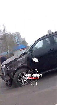 Внедорожник столкнулся с пассажирским автобусом в Кузбассе