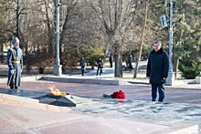 Губернатор Андрей Бочаров возложил цветы к Вечному огню в Волгограде