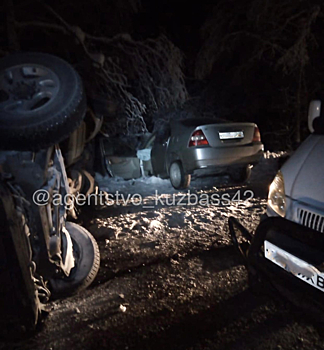 Микроавтобус и легковушка столкнулись на кузбасской трассе: есть пострадавшие