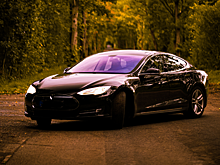 Блогер в США зарядил Tesla Model S путем буксировки на передаче