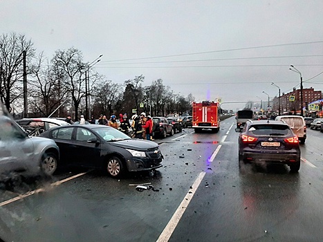 14 авто "всмятку": "мясорубка" в Петербурге попала на видео