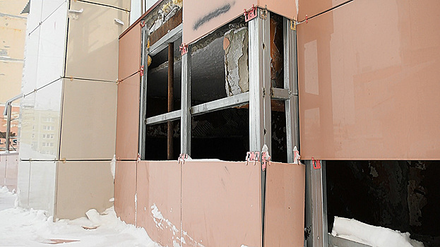 В Ноябрьске вандалы разбили плитку на фасаде здания ЗАГСа