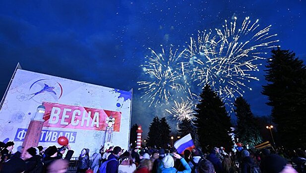 Фестиваль "Весна" в Москве закончился пением гимна России и салютом