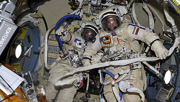 Российские космонавты взяли пробы микрофлоры с МКС
