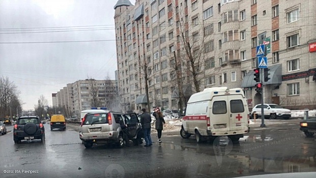 Полицейская машина и иномарка столкнулись в Вологде: есть пострадавшие
