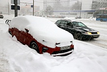 Эксперт рассказал, почему зимой категорически нельзя ставить машину на "ручник"