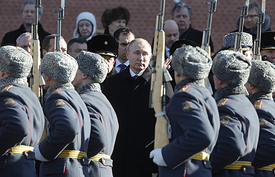 Путин возложил венок к Могиле Неизвестного Солдата