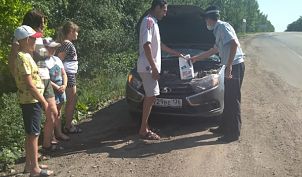 В Воронежской области гаишники спасли от жары семью с тремя детьми