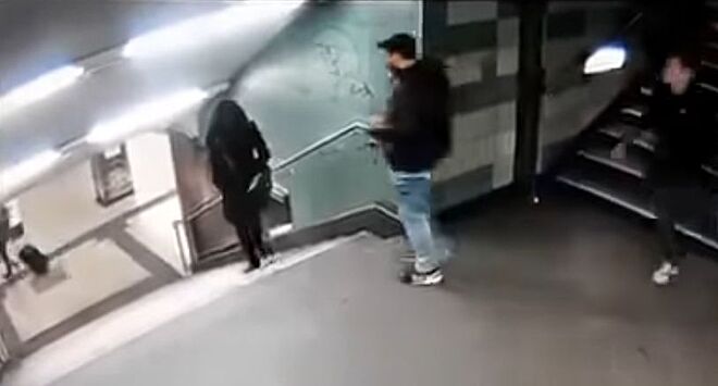 В Берлине нашли пнувшего девушку в метро беженца