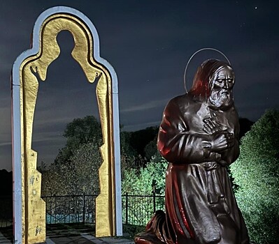Волонтеры отреставрировали памятник Серафиму Саровскому в Курской области