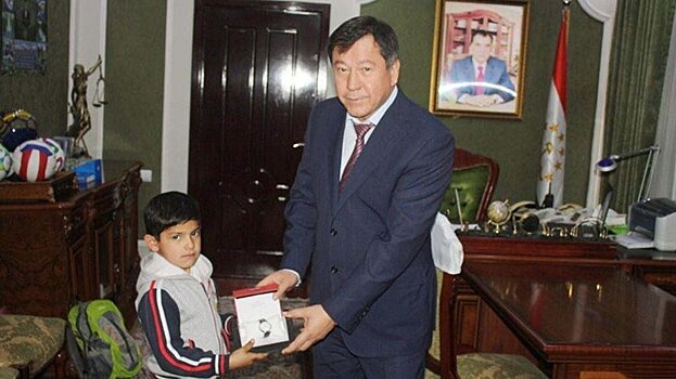 Рахимзода наградил юного таджикистанца за невероятные способности