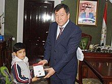 Рахимзода наградил юного таджикистанца за невероятные способности