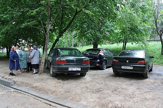 Более 70 нижегородских водителей оштрафовано за парковку на газонах