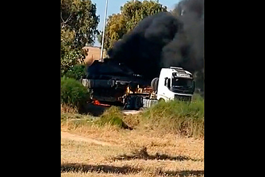 Израильский танк для борьбы с палестинцами загорелся и попал на видео