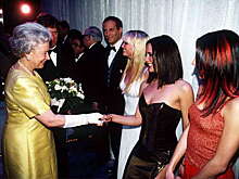 Виктория Бекхэм показала архивное фото времен Spice Girls с Елизаветой II