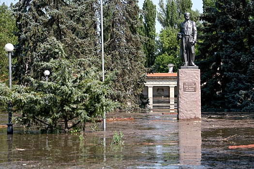 Власти Новой Каховки заявили о риске заражения воды из-за затопления кладбища после разрушения ГЭС