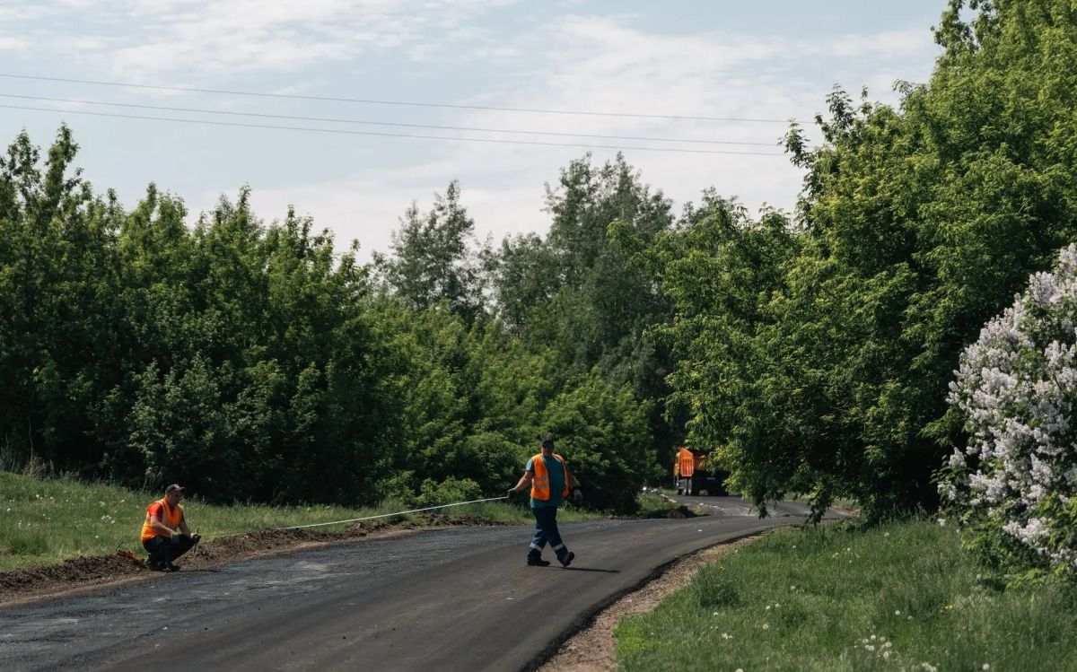 В Льговском районе Курской области ремонтируют дорогу к селу Износково