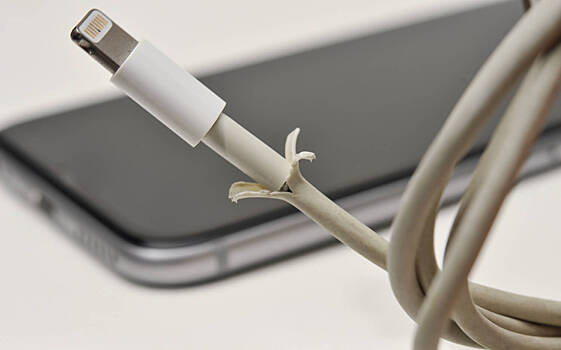 Зарядка iPhone с поврежденным кабелем может быть смертельно опасной