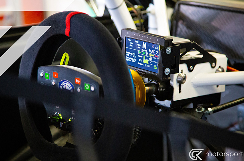 Двигатели одинаковы для всех участников World RX и разработаны фирмой Kreisel Electric из Австрии. Разгон до ста занимает 1,8 секунды.