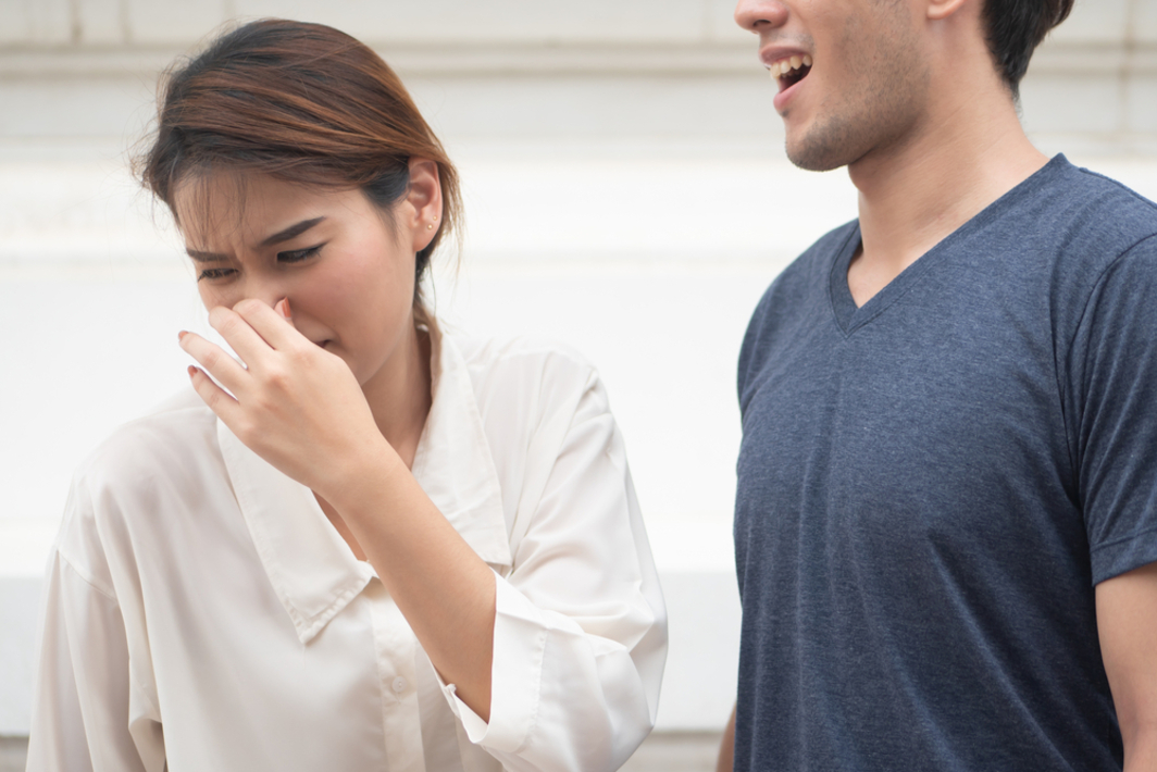 Запах бывает. Неприятный парень. Bad Breath. Поцелуй несвежее дыхание. Неприятный запах изо рта реклама.