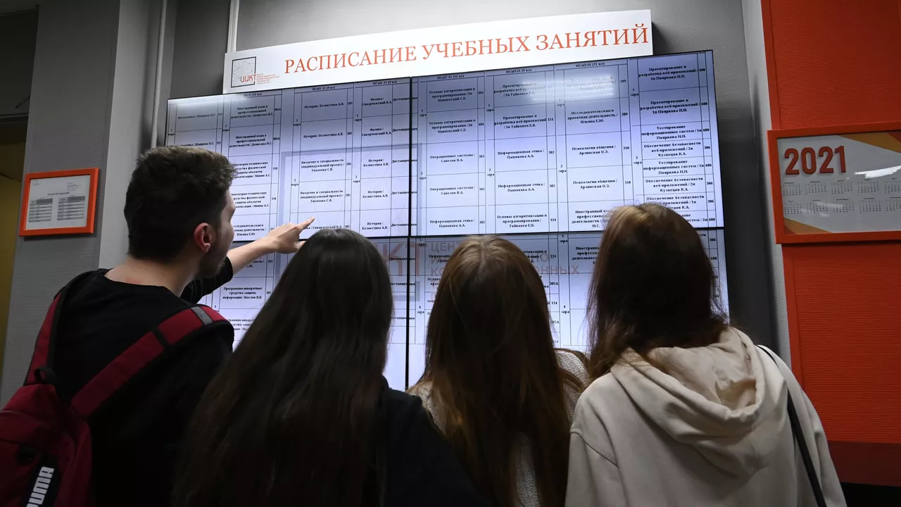 Студентку медколледжа в Казани на занятиях ударили шокером и пытались поставить на колени