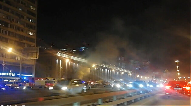 В Москве несколько часов полыхает помещение на Ленинградском проспекте (Видео)