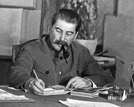 Что исчезло из письменного стола Сталина после его смерти