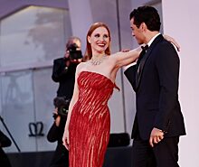 «Мы оба женаты на других людях»: Джессика Честейн прокомментировала страстные кадры с Оскаром Айзеком на Венецианском кинофестивале