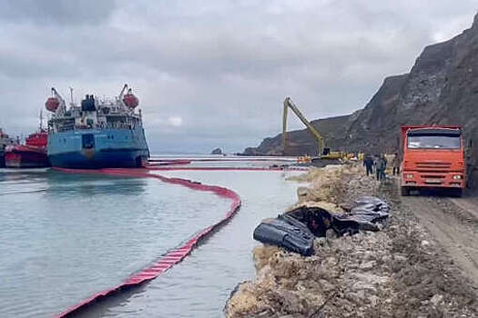 У берега Кубани с танкера "Волгонефть-239" выкачали порядка 10% мазута