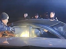 Полицейские расстреляли пару, уходившую от погони на машине, угнанной у пенсионерки. Видео