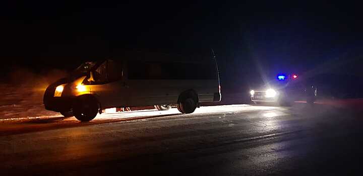 В Свердловской области сотрудники ГИБДД выручили пассажиров автобуса, в -26 застрявшего на трассе